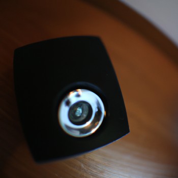 Quel type de logiciel faut-il utiliser avec une lampe camera espion ?